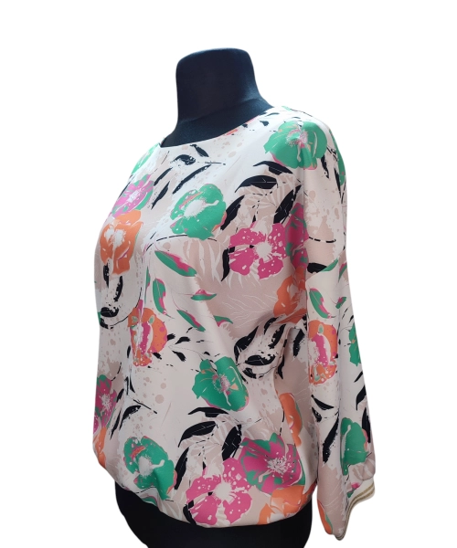 Elegancka bluzka z kwiatowym wzorem i dekoltem na plecach